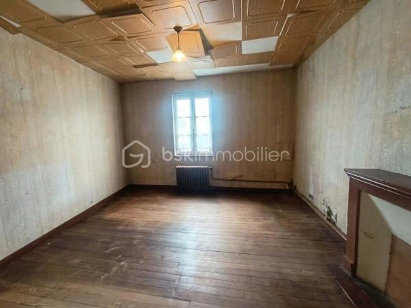 Située sur la commune de Mortrée, à seulement 10 minutes à pied des commodités, cette maison offre un beau potentiel pour un projet de rénovation et de personnalisation.

- Le rez-de-chaussée permet d'envisager une vie de plain-pied grâce à la présence d'une chambre, d'une cuisine, d'un salon, d'une petite arrière-cuisine, d'une véranda, de WC séparés et d'une salle d'eau.

- À l'étage, un dégagement avec évier dessert trois chambres, offrant des possibilités d'aménagement supplémentaires selon vos besoins.

- À l'extérieur, vous profiterez d'un petit jardin ainsi que de petites dépendances.

Un véritable atout : la propriété est vendue avec un terrain non attenant, situé à quelques mètres de la maison et comprenant un grande garage.

Des travaux sont à prévoir, notamment en matière d'isolation et d'électricité. Cette maison s'adresse aux acquéreurs souhaitant réaliser un projet à leur image et valoriser un bien selon leurs envies.

Une opportunité à découvrir pour les amateurs de rénovation, les primo-accédants ou les investisseurs à la recherche d'un bien offrant de belles possibilités.

À visiter sans tarder !
06 82 17 42 95
