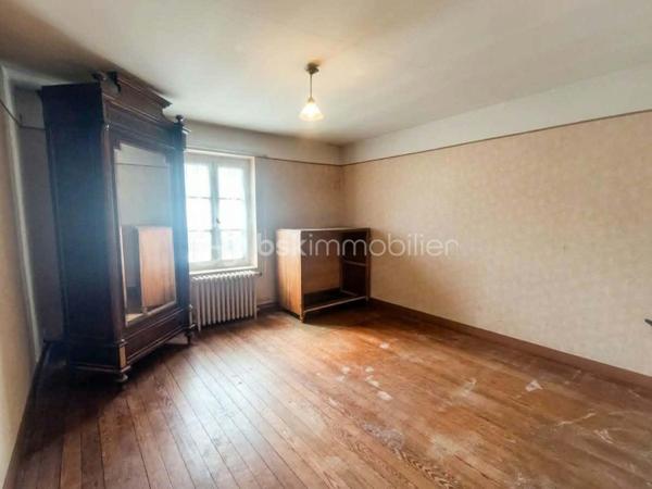 Située sur la commune de Mortrée, à seulement 10 minutes à pied des commodités, cette maison offre un beau potentiel pour un projet de rénovation et de personnalisation.

- Le rez-de-chaussée permet d'envisager une vie de plain-pied grâce à la présence d'une chambre, d'une cuisine, d'un salon, d'une petite arrière-cuisine, d'une véranda, de WC séparés et d'une salle d'eau.

- À l'étage, un dégagement avec évier dessert trois chambres, offrant des possibilités d'aménagement supplémentaires selon vos besoins.

- À l'extérieur, vous profiterez d'un petit jardin ainsi que de petites dépendances.

Un véritable atout : la propriété est vendue avec un terrain non attenant, situé à quelques mètres de la maison et comprenant un grande garage.

Des travaux sont à prévoir, notamment en matière d'isolation et d'électricité. Cette maison s'adresse aux acquéreurs souhaitant réaliser un projet à leur image et valoriser un bien selon leurs envies.

Une opportunité à découvrir pour les amateurs de rénovation, les primo-accédants ou les investisseurs à la recherche d'un bien offrant de belles possibilités.

À visiter sans tarder !
06 82 17 42 95