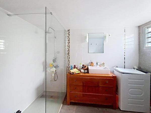 Maison + piscine + bungalow = Le combo parfait à Sainte- Rose🌴