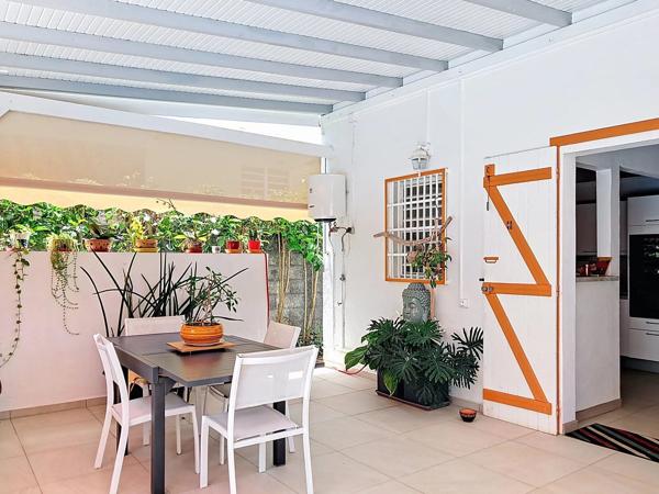 Maison + piscine + bungalow = Le combo parfait à Sainte- Rose🌴