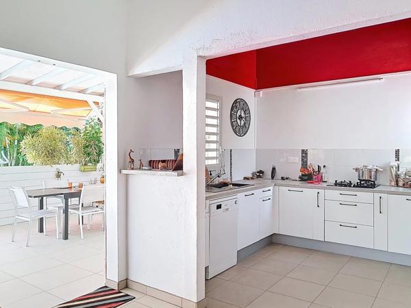 Maison + piscine + bungalow = Le combo parfait à Sainte- Rose🌴