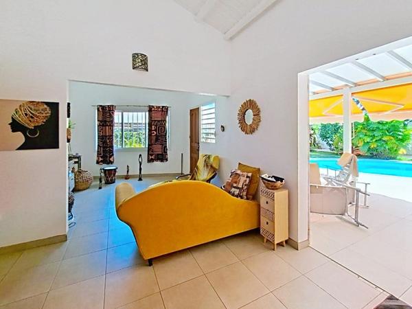 Maison + piscine + bungalow = Le combo parfait à Sainte- Rose🌴