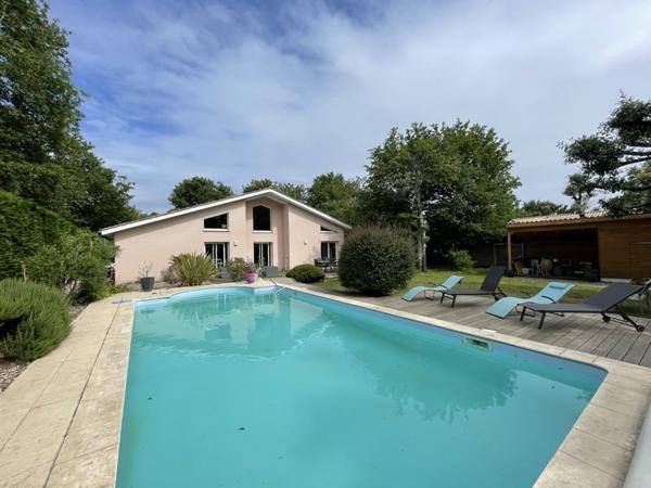 Maison à vendre |  Saint-Jean-d'Illac |  7 pièces | 178 m²