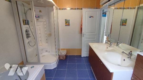 Maison quatre chambres avec terrasse, jardin et garage