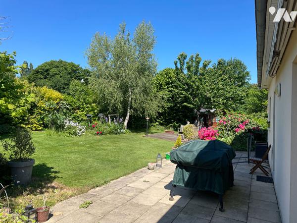 Maison quatre chambres avec terrasse, jardin et garage