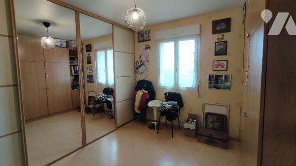 Maison quatre chambres avec terrasse, jardin et garage