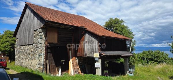 À VENDRE – Grange avec fort potentiel sur terrain à bâtir.