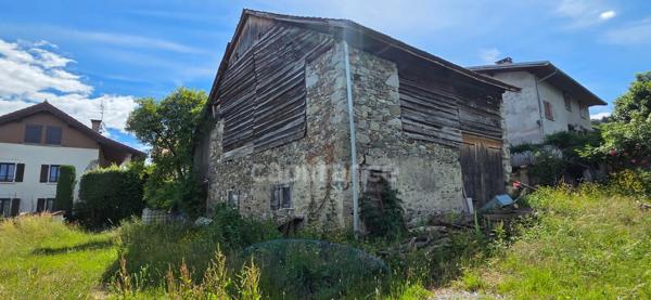 À VENDRE – Grange avec fort potentiel sur terrain à bâtir.