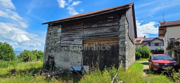 À VENDRE – Grange avec fort potentiel sur terrain à bâtir.