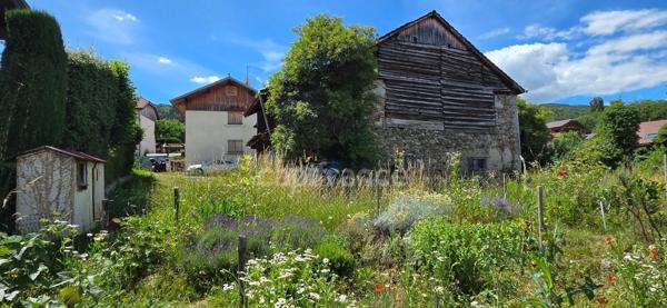 À VENDRE – Grange avec fort potentiel sur terrain à bâtir.