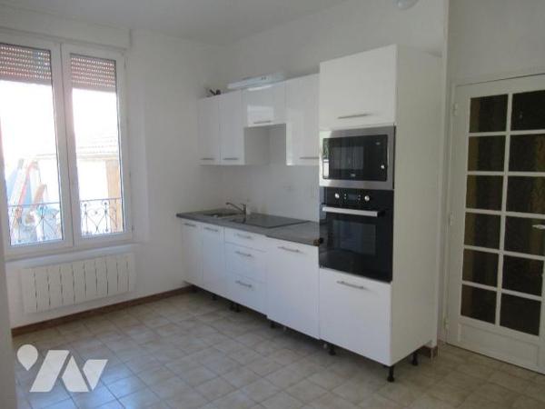 A vendre à sainte savine maison de 1930 rénovée , cette jolie maison vous propose une entrée su...