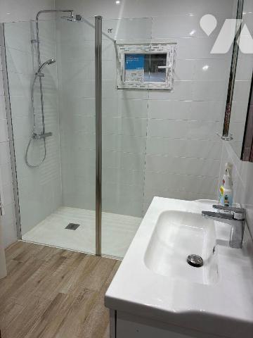 A vendre à sainte savine maison de 1930 rénovée , cette jolie maison vous propose une entrée su...