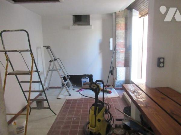 A vendre à sainte savine maison de 1930 rénovée , cette jolie maison vous propose une entrée su...