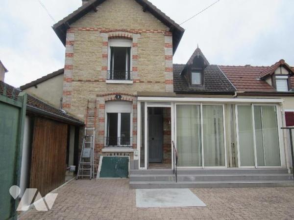 A vendre à sainte savine maison de 1930 rénovée , cette jolie maison vous propose une entrée su...