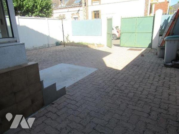 A vendre à sainte savine maison de 1930 rénovée , cette jolie maison vous propose une entrée su...