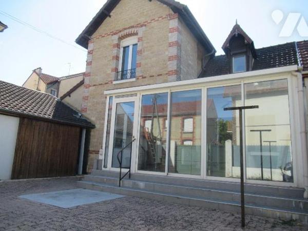 A vendre à sainte savine maison de 1930 rénovée , cette jolie maison vous propose une entrée su...