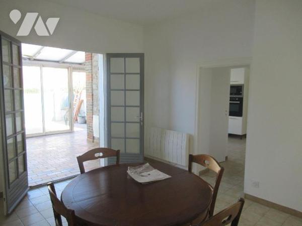 A vendre à sainte savine maison de 1930 rénovée , cette jolie maison vous propose une entrée su...