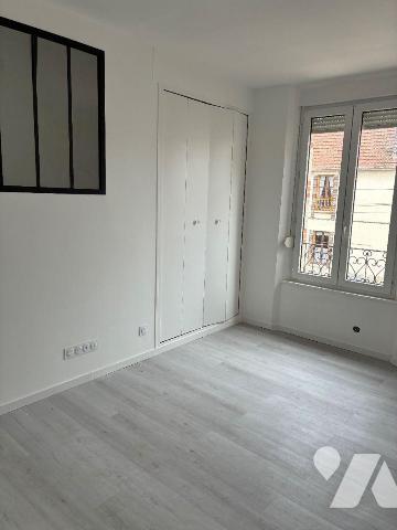 A vendre à sainte savine maison de 1930 rénovée , cette jolie maison vous propose une entrée su...