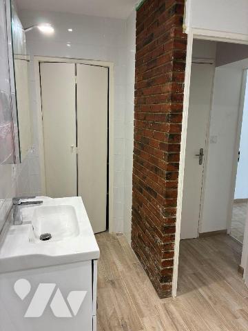 A vendre à sainte savine maison de 1930 rénovée , cette jolie maison vous propose une entrée su...