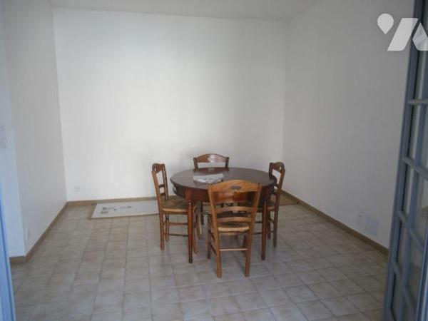 A vendre à sainte savine maison de 1930 rénovée , cette jolie maison vous propose une entrée su...