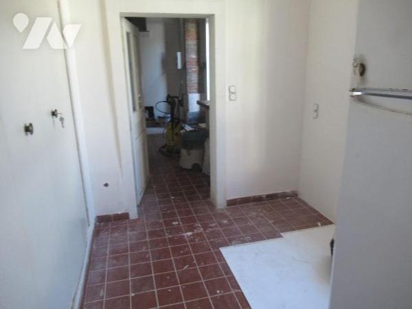 A vendre à sainte savine maison de 1930 rénovée , cette jolie maison vous propose une entrée su...