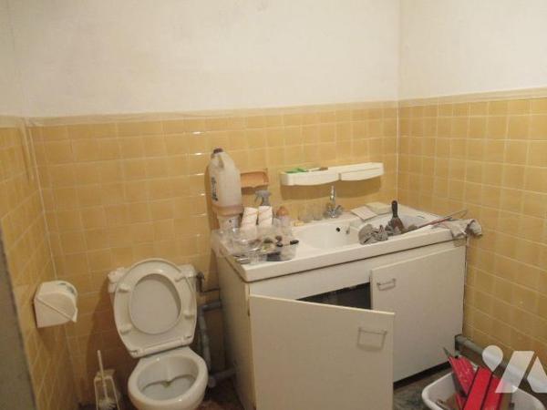 A vendre à sainte savine maison de 1930 rénovée , cette jolie maison vous propose une entrée su...