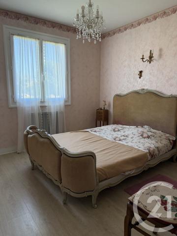 Maison à vendre  5 pièces - 81,50 m 2   SAINTES  - 17