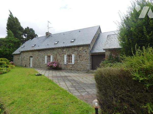 Une maison à usage d'habitation construite en pierre couverte en ardoises, comprenant :
Au rez...