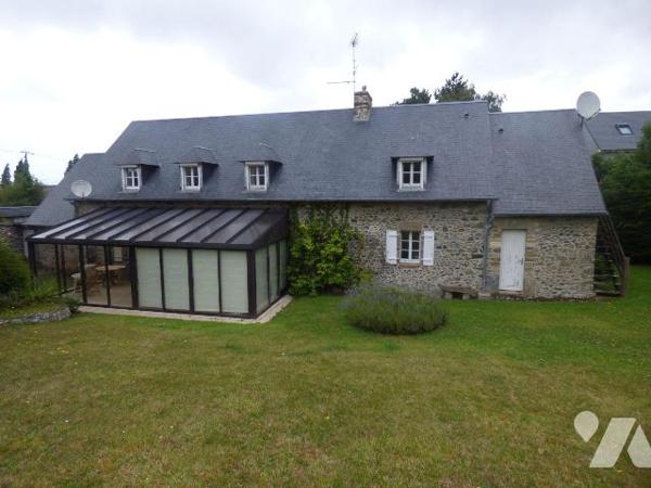 Une maison à usage d'habitation construite en pierre couverte en ardoises, comprenant :
Au rez...