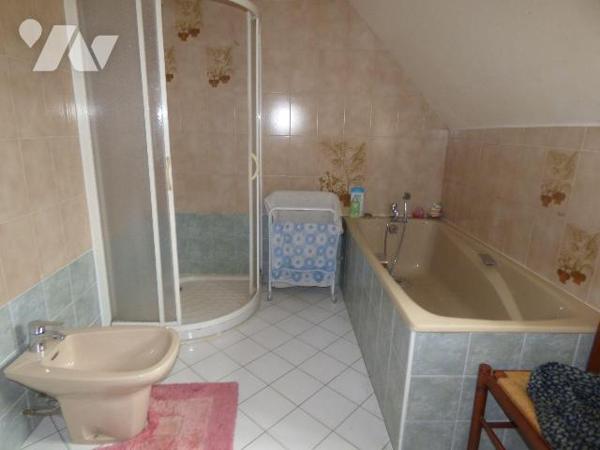 Une maison à usage d'habitation construite en pierre couverte en ardoises, comprenant :
Au rez...