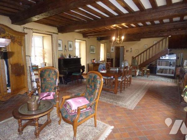 Une maison à usage d'habitation construite en pierre couverte en ardoises, comprenant :
Au rez...