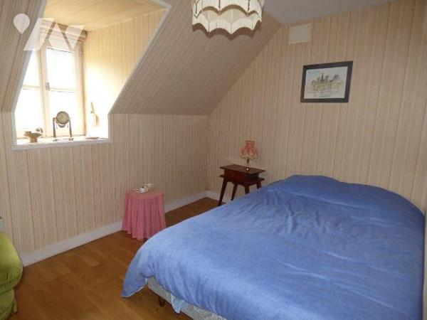 Une maison à usage d'habitation construite en pierre couverte en ardoises, comprenant :
Au rez...