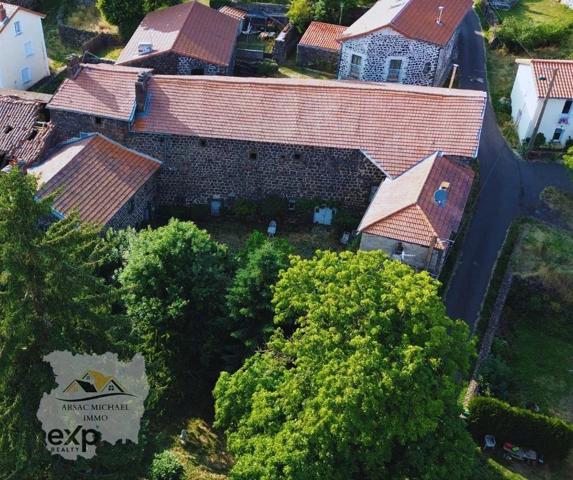 Maison spacieuse avec charme rustique à Cayres