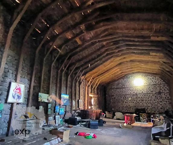 Maison spacieuse avec charme rustique à Cayres