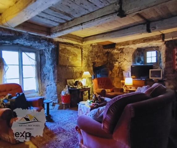 Maison spacieuse avec charme rustique à Cayres