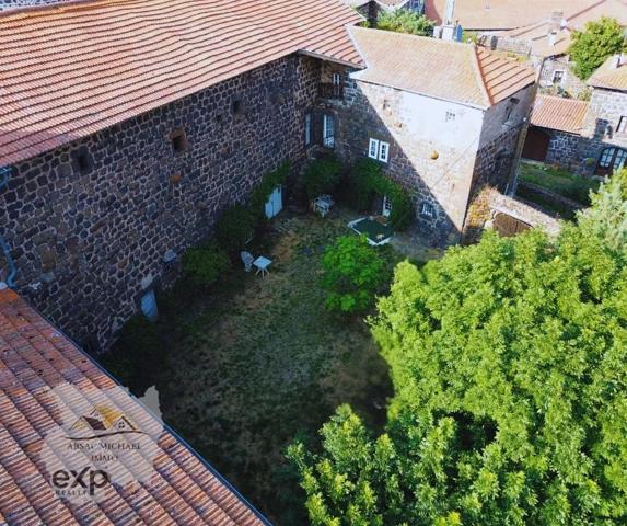 Maison spacieuse avec charme rustique à Cayres