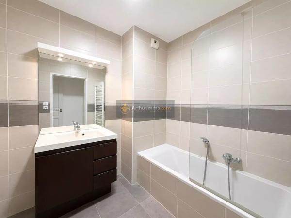 Vente                                                      Appartement
                        
                     3 pièces                      65 m2                     à Fréjus