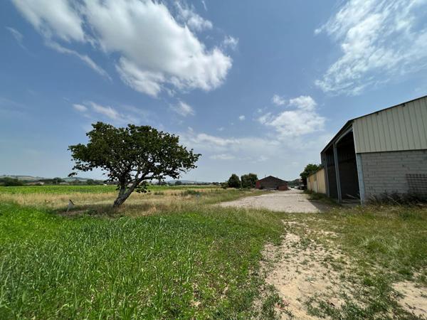 Entrepôt de 400m² et terres agricoles sur la commune de Bessières