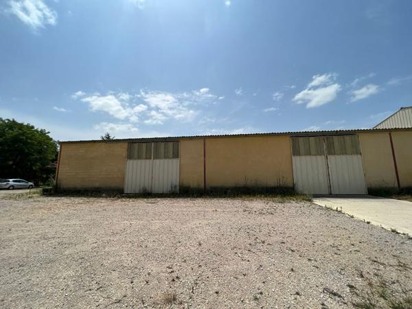 Entrepôt de 400m² et terres agricoles sur la commune de Bessières