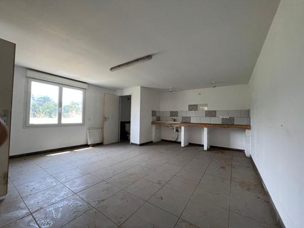 Entrepôt de 400m² et terres agricoles sur la commune de Bessières