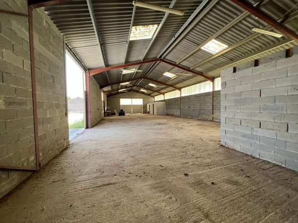 Entrepôt de 400m² et terres agricoles sur la commune de Bessières