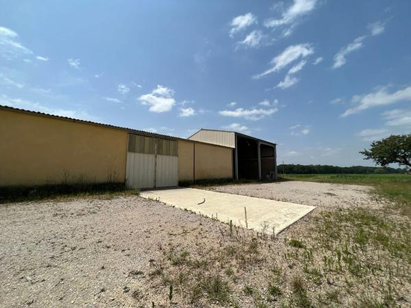 Entrepôt de 400m² et terres agricoles sur la commune de Bessières