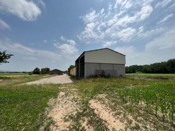 Entrepôt de 400m² et terres agricoles sur la commune de Bessières