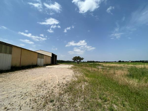 Entrepôt de 400m² et terres agricoles sur la commune de Bessières