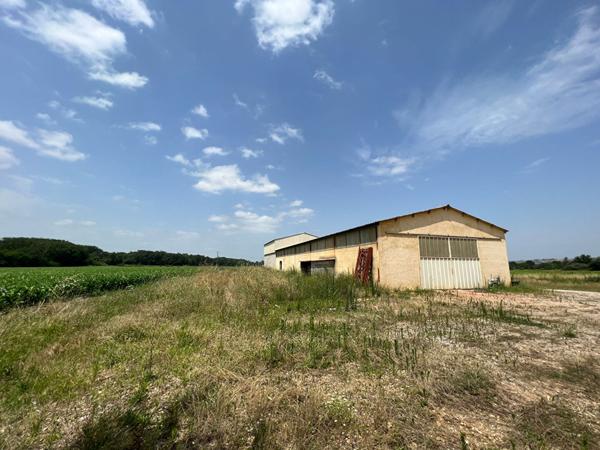 Entrepôt de 400m² et terres agricoles sur la commune de Bessières