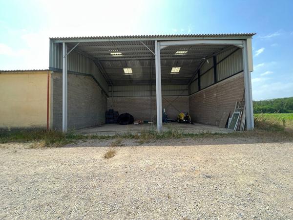 Entrepôt de 400m² et terres agricoles sur la commune de Bessières