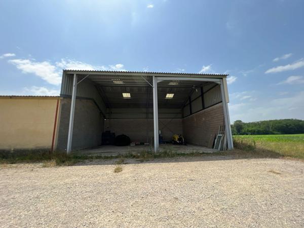 Entrepôt de 400m² et terres agricoles sur la commune de Bessières