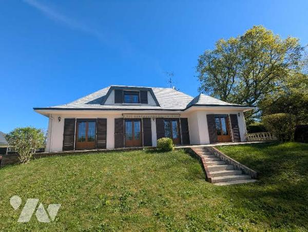 Pavillon de type 6 en parfait état d'entretien édifié en 1974 sur terrain clos et aménagé de 1256m²