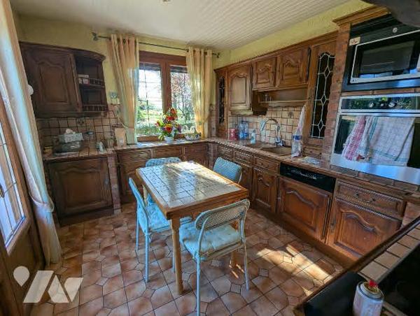 Pavillon de type 6 en parfait état d'entretien édifié en 1974 sur terrain clos et aménagé de 1256m²