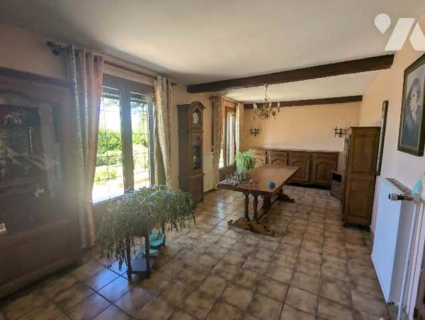 Pavillon de type 6 en parfait état d'entretien édifié en 1974 sur terrain clos et aménagé de 1256m²